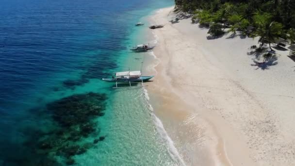 Luchtfoto Van Turquoise Tropische Lagune Met Karst Kalkstenen Kliffen Black — Stockvideo