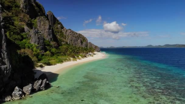 マラソン コロン島 パラワン島 フィリピン ボート係留でカルスト石灰岩の崖とターコイズブルーの熱帯ラグーンの空中ビュー — ストック動画