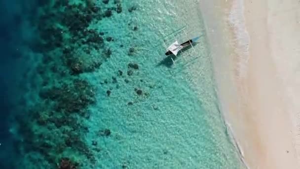 Luchtfoto Van Turquoise Tropische Lagune Met Karst Kalkstenen Kliffen Black — Stockvideo