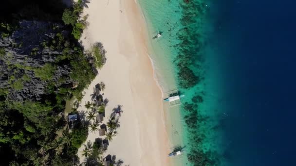 Vista Aérea Lagoa Tropical Turquesa Com Falésias Calcário Karst Ilha — Vídeo de Stock