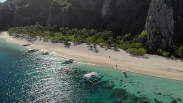 Aerial View Turquoise Tropical Lagoon Karst Limestone Cliffs Black Malajon — Stock Video