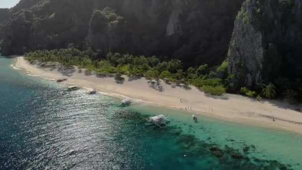 Vista Aérea Lagoa Tropical Turquesa Com Penhascos Calcário Karst Ilha — Vídeo de Stock