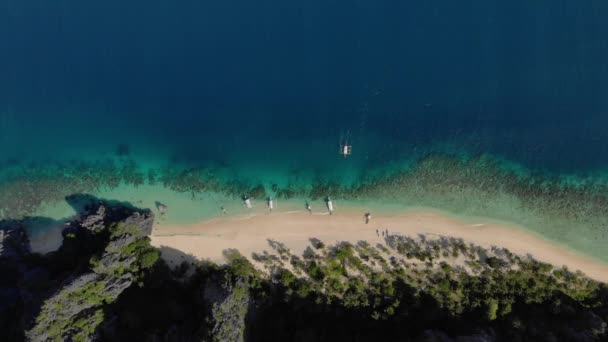 Vista Aerea Della Laguna Tropicale Turchese Con Scogliere Calcaree Carsiche — Video Stock