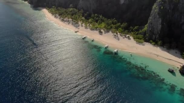 Вид Воздуха Бирюзовую Тропическую Лагуну Известняковыми Скалами Черном Малахон Корон — стоковое видео