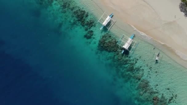 Vista Aérea Laguna Tropical Turquesa Con Acantilados Piedra Caliza Karst — Vídeo de stock