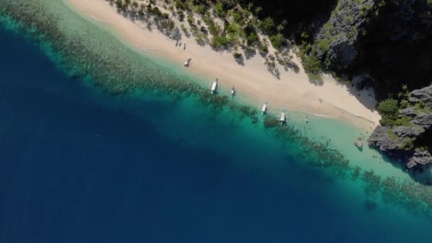 Vista Aérea Lagoa Tropical Turquesa Com Falésias Calcário Karst Ilha — Vídeo de Stock