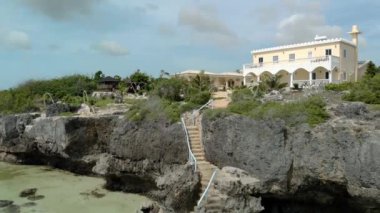 Bantayan / Filipinler - 12 / 03 / 2019: Karst kireçtaşı kayalıkları olan tropikal lagün ve Kuzey Cebu 'daki Bantayan adasındaki Bantayan özel villasında uçmak.