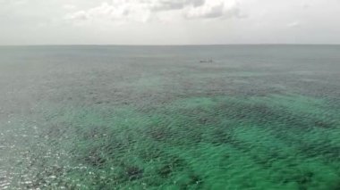 Filipinler, Cebu 'daki Bantaya adasının yanındaki balıkçı teknesinin üzerinde uçuyor.