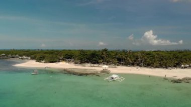 Minik Virgin Adası, Bantayan, Cebu, Filipinler 'in güzel sahillerinde uçuyor. Turkuaz tropikal lagünün havadan görünüşü, gök mavisi su. Seyahat et. Tatiller