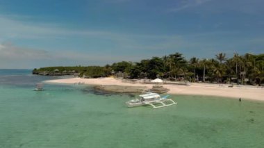 Minik Virgin Adası, Bantayan, Cebu, Filipinler 'in güzel sahillerinde uçuyor.