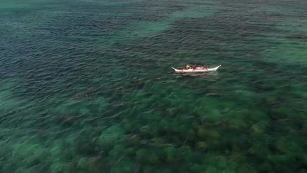 Filipinler Cebu Daki Bantaya Adasının Yanındaki Balıkçı Teknesinin Üzerinde Uçuyor — Stok video