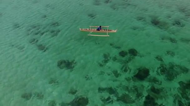 Volare Sopra Barca Del Pescatore Vicino All Isola Bantayan Cebu — Video Stock