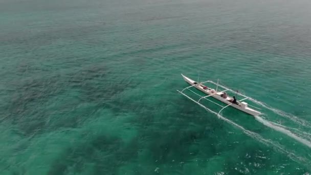 飞越菲律宾宿务Bantayan岛旁边的渔船 — 图库视频影像