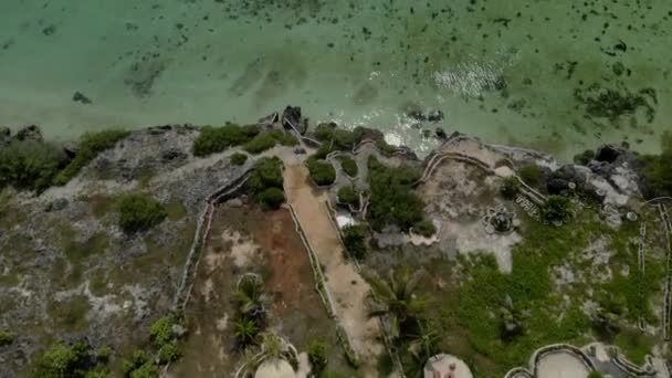 Bantayan / Philippines - 12 / 03 / 2019 : Voler au-dessus du château d'Ivoire villa privée à l'île de Bantayan au nord de Cebu, avec de belles eaux turquoise, lagune tropicale avec falaises de calcaire Karst.