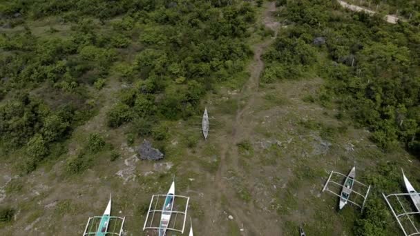 Полет Над Рыбацкой Лодкой Рядом Островом Бантаян Себу Филиппины — стоковое видео