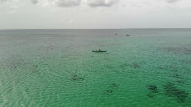 Volare Sopra Barca Del Pescatore Vicino All Isola Bantayan Cebu — Video Stock