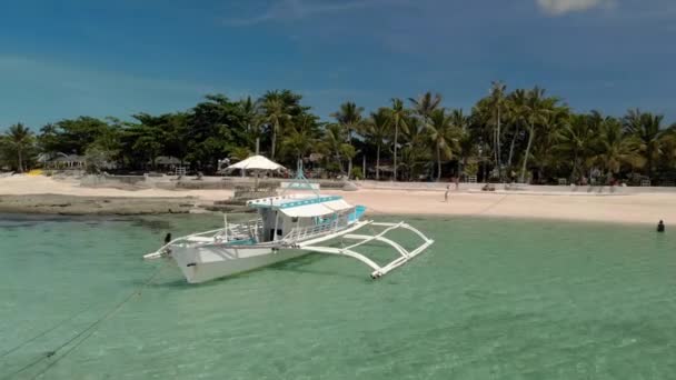 飞越菲律宾宿务Bantayan的维珍小岛美丽的海滩 蓝松石热带泻湖 蓝水的空中景观 — 图库视频影像