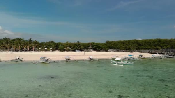 小さなバージン島 バンタヤン フィリピンの美しいビーチを飛んでいます ターコイズブルーの熱帯ラグーン 紺碧の水の空中ビュー 旅行だ — ストック動画