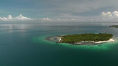 Kara (Malajon) adası, Coron, Palawan, Filipinler 'deki Karst kireçtaşı kayalıkları ile turkuaz tropikal göl manzarası