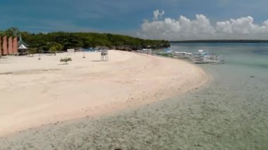 Minik Virgin Adası, Bantayan, Cebu, Filipinler 'in güzel sahillerinde uçuyor.