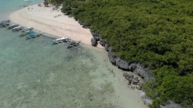 Minik Virgin Adası, Bantayan, Cebu, Filipinler 'in güzel sahillerinde uçuyor. Turkuaz tropikal lagünün havadan görünüşü, gök mavisi su. Seyahat et. Tatiller