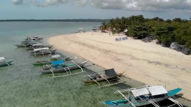 Latanie Nad Zacumowanymi Łodziami Wyspie Virgin Cebu Filipiny — Wideo stockowe