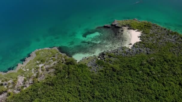 Пролетая Над Красивым Пляжем Крошечного Виргинского Острова Бантаян Себу Филиппины — стоковое видео