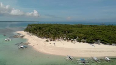 Minik Virgin Adası, Bantayan, Cebu, Filipinler 'in güzel sahillerinde uçuyor.