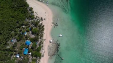 Minik Virgin Adası, Bantayan, Cebu, Filipinler 'in güzel sahillerinde uçuyor. Turkuaz tropikal lagünün havadan görünüşü, gök mavisi su. Seyahat et. Tatiller