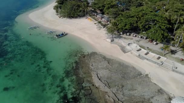 Пролетая Над Красивым Пляжем Крошечного Виргинского Острова Бантаян Себу Филиппины — стоковое видео