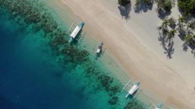Kara (Malajon) adası, Coron, Palawan, Filipinler, Filipinler 'deki Karst kireçtaşı kayalıkları ile turkuaz tropikal göl manzarası