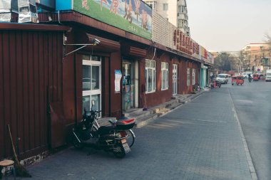 Pekin / Çin - 12 / 10 / 2018: Yoğun saatlerde güneşli soğuk sabahlarda başkentin boş sokakları