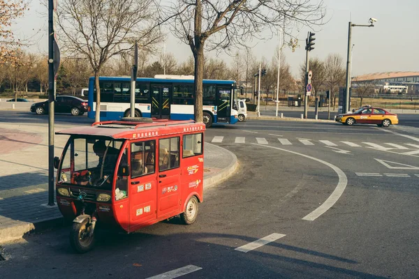 Beijing China 2018 Triciclo Rojo Esperando Los Pasajeros Una Mañana — Foto de Stock