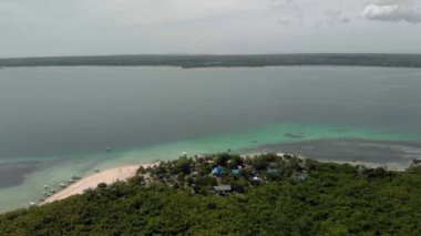 Minik Virgin Adası, Bantayan, Cebu, Filipinler 'in güzel sahillerinde uçuyor.