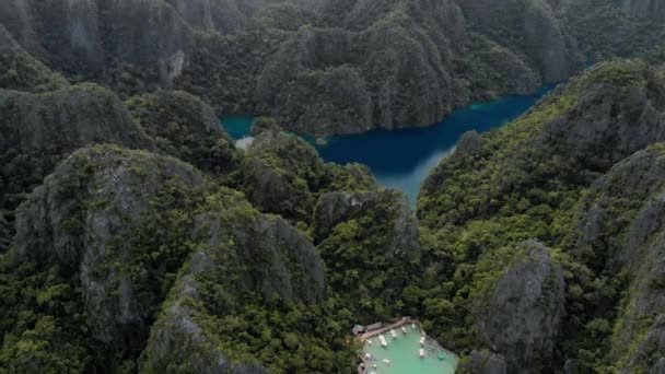 コルン島 パラワン フィリピンのカルスト石灰岩の崖とターコイズブルーの熱帯ラグーンの空中ビュー ユネスコ世界遺産の暫定リストカヤンガン湖 — ストック動画