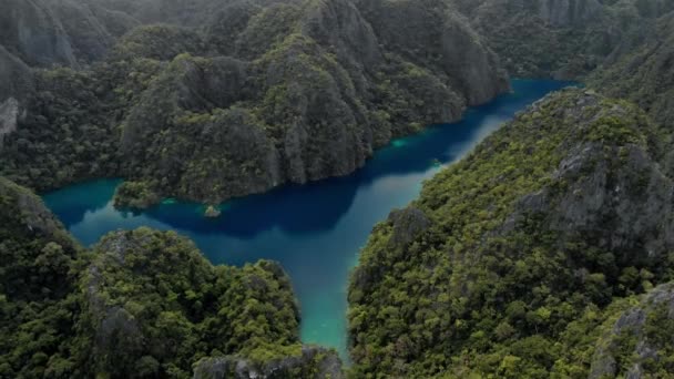 コルン島 パラワン フィリピンのカルスト石灰岩の崖とターコイズブルーの熱帯ラグーンの空中ビュー ユネスコ世界遺産の暫定リストカヤンガン湖 — ストック動画