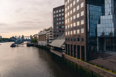 Londra / İngiltere - 05 / 16 / 2020: Londra 'nın işlek bölgesi, insanların COVID-19 Coronavirus salgını sırasında kendilerini soyutladıkları popüler bir yer. Thames nehrinin kıyısındaki 1 Londra Köprüsü.