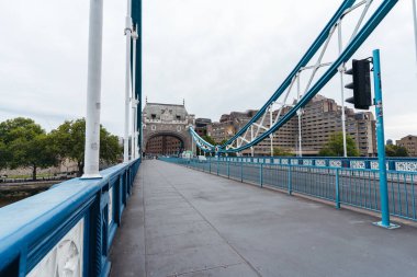 Londra / İngiltere - 05 / 16 / 2020: Londra 'nın işlek bölgesi, insanların COVID-19 Coronavirus salgını sırasında kendilerini soyutladıkları popüler bir yer. Kule Köprüsü,