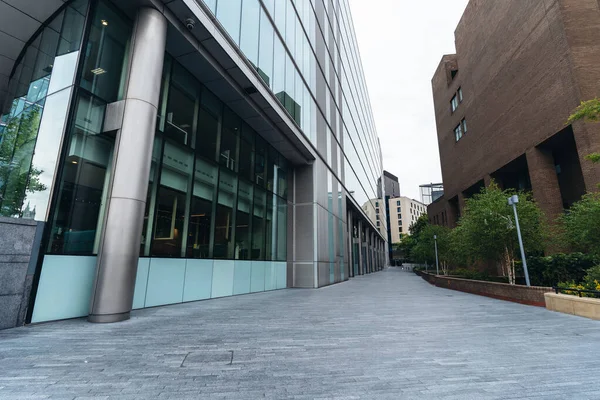 Londra / İngiltere - 05 / 16 / 2020: Londra 'nın işlek bölgesi, insanların COVID-19 Coronavirus salgını sırasında kendilerini soyutladıkları popüler bir yer. Southbank patika yolu açtı