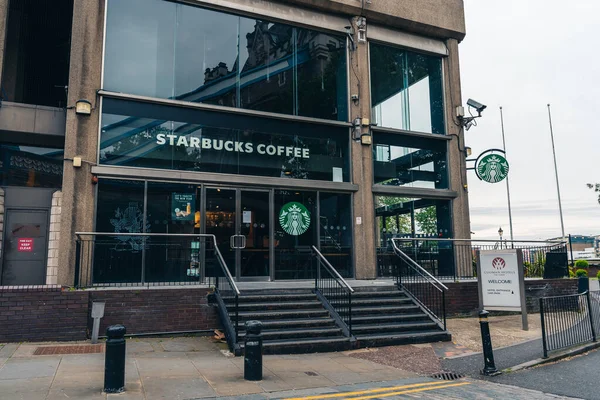 Londra / İngiltere - 05 / 16 / 2020: Londra 'nın işlek bölgesi, insanların COVID-19 Coronavirus salgını sırasında kendilerini soyutladıkları popüler bir yer. Starbucks