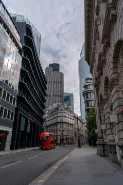 Londra / İngiltere - 05 / 16 / 2020: Londra 'nın işlek bölgesi, insanların COVID-19 Coronavirus salgını sırasında kendilerini soyutladıkları popüler bir yer. Kule 42 Bina