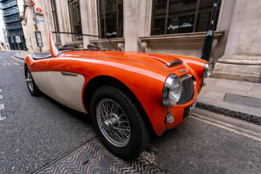 Londra / İngiltere - 05 / 16 / 2020: Londra 'nın işlek şehir bölgesinde eski mükemmel Austin Healey kırmızı arabası.