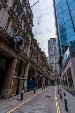 Londra / İngiltere - 05 / 16 / 2020: Londra 'nın işlek bölgesi, insanların COVID-19 Coronavirus salgını sırasında kendilerini soyutladıkları popüler bir yer. Başkentin merkezinde boş Dar sokaklar