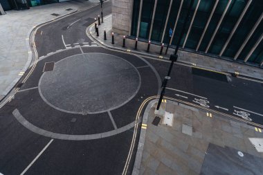 Tipik bir Londra merkez bölgesinde, bir yol üzerindeki kavşak manzarası