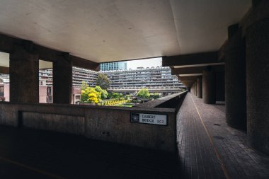 Londra / İngiltere - 05 / 16 / 2020: İnsanların COVID-19 koronavirüs salgını sırasında kendilerini izole ettikleri Barbican bölgesi.