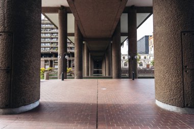 Londra / İngiltere - 05 / 16 / 2020: İnsanların COVID-19 koronavirüs salgını sırasında kendilerini izole ettikleri Barbican bölgesi.