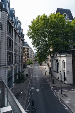 Londra / İngiltere - 05 / 16 / 2020: COVID-19 koronavirüs salgını sırasında insanların kendilerini izole ettikleri Londra 'nın merkezindeki boş yollar.