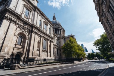 Londra / İngiltere - 05 / 16 / 2020: COVID-19 koronavirüs salgını sırasında insanların kendilerini izole ettikleri Londra 'nın merkezindeki boş yollar.