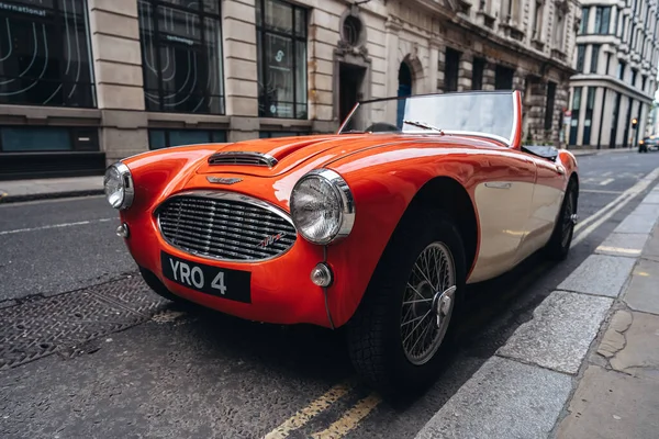2020 在伦敦繁华的城市地区 老式的 完美的奥斯汀 海利红色轿车 — 图库照片