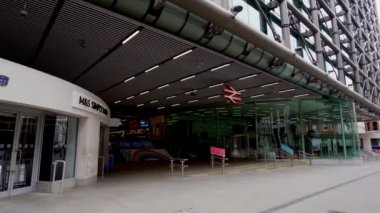 Londra / İngiltere - 05 / 16 / 2020: Londra Cannon Street istasyonuna giriş COVID-19 Coronavirus salgını sırasında insanlar kendilerini izole ettikçe kapandı.